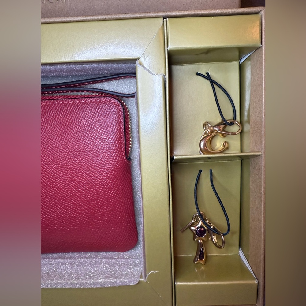 ♥️COACH♥️1941 Red Boxed Leather Corner Zip Wristlet with 2 Charms/NIB - Picture 7 of 10